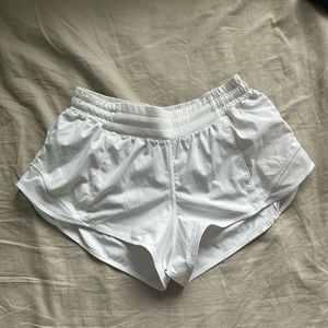 White lululemon hotty hot shorts (LR 2.5)